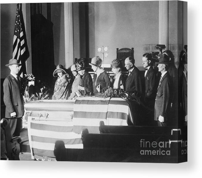 Mourner Canvas Print featuring the photograph Mourners At Lying-in-state Of William by Bettmann