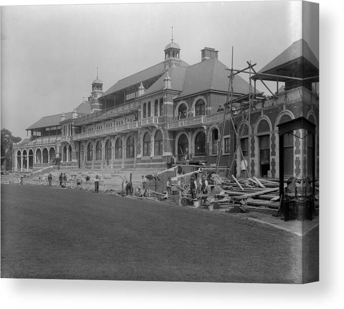 Working Canvas Print featuring the photograph Oval Pavilion by Reinhold Thiele