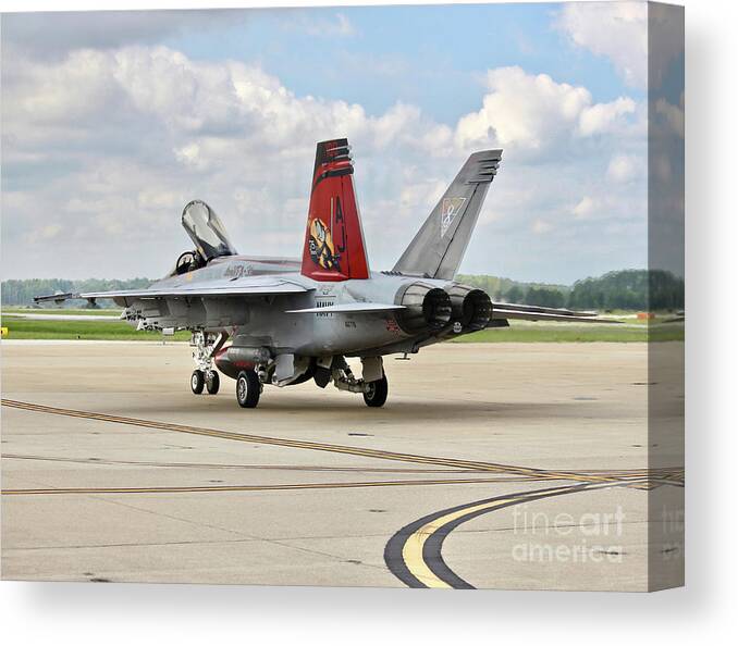 Fa/18e Canvas Print featuring the photograph Super Hornet by Tim Lent