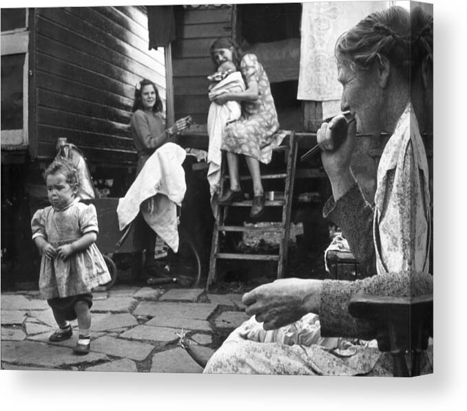 Camping Canvas Print featuring the photograph Surrey Romanies by Erich Auerbach