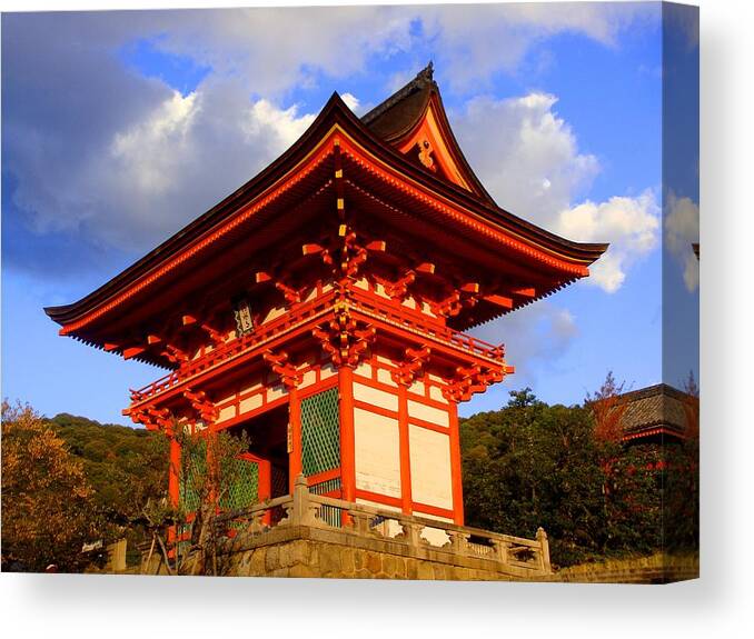 Japan Canvas Print featuring the photograph Niomon by Roberto Alamino