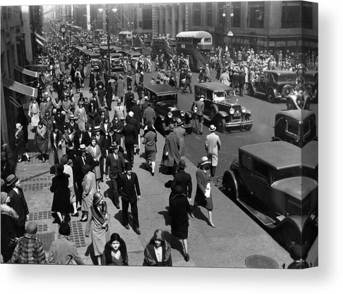 Crowd Canvas Print featuring the photograph New Yorkers by Hulton Archive