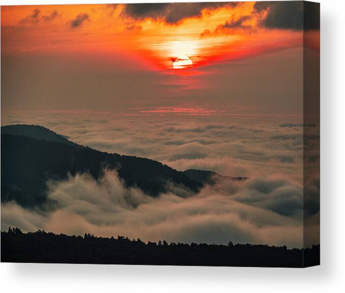 Sunrise Canvas Print featuring the photograph Blue Ridge Sunrise #1 by Minnie Gallman