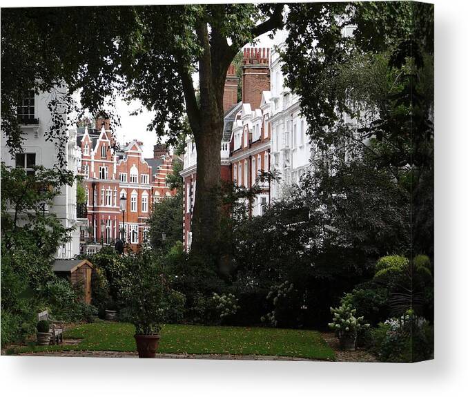 London Canvas Print featuring the photograph A Crescent In Kensington by Ira Shander