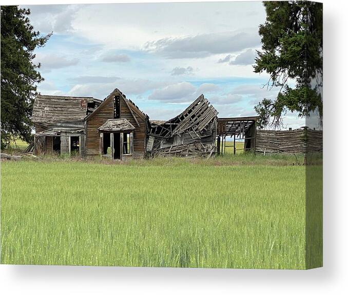 Run Down Canvas Print featuring the photograph Crumbling Farmhouse by Jerry Abbott