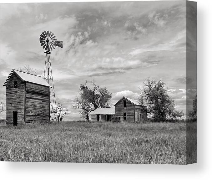 Abandoned Farmhouse Canvas Print featuring the photograph Farm Nostalgia by Jerry Abbott