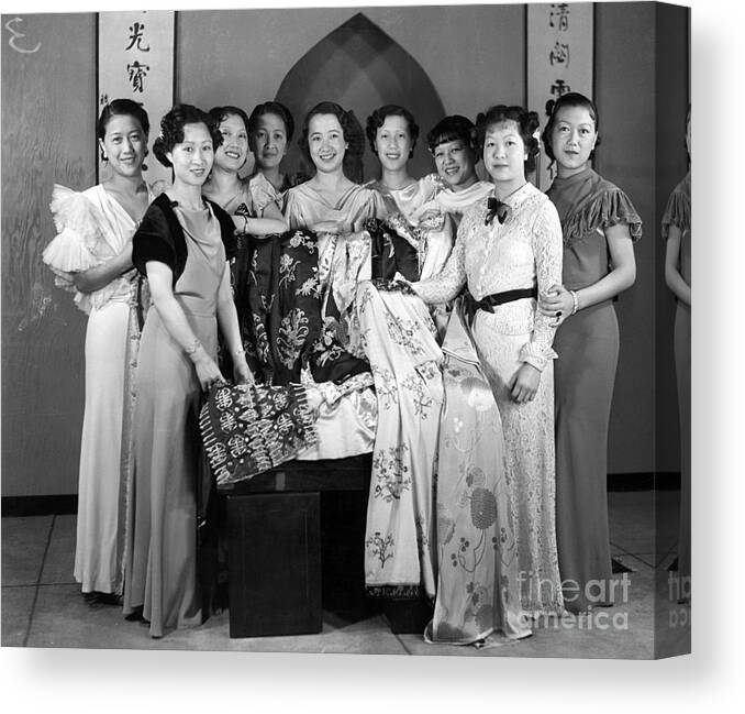 Chinese Culture Canvas Print featuring the photograph Chinese Girls In Traditional Clothing by Bettmann