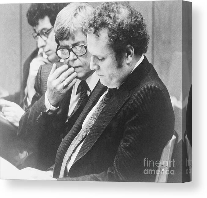 People Canvas Print featuring the photograph Gene Reeves And Larry Flynt Conversing by Bettmann