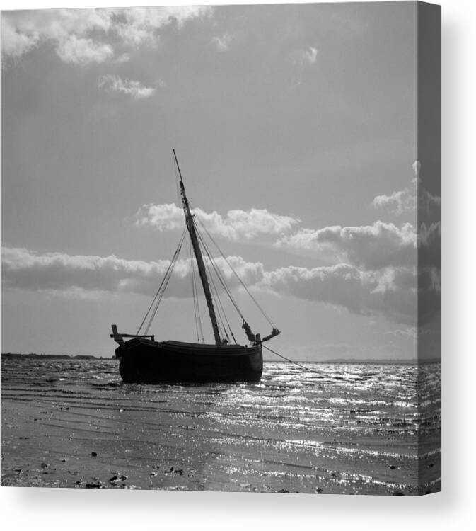 Montijo Canvas Print featuring the photograph Beached by Luis Esteves