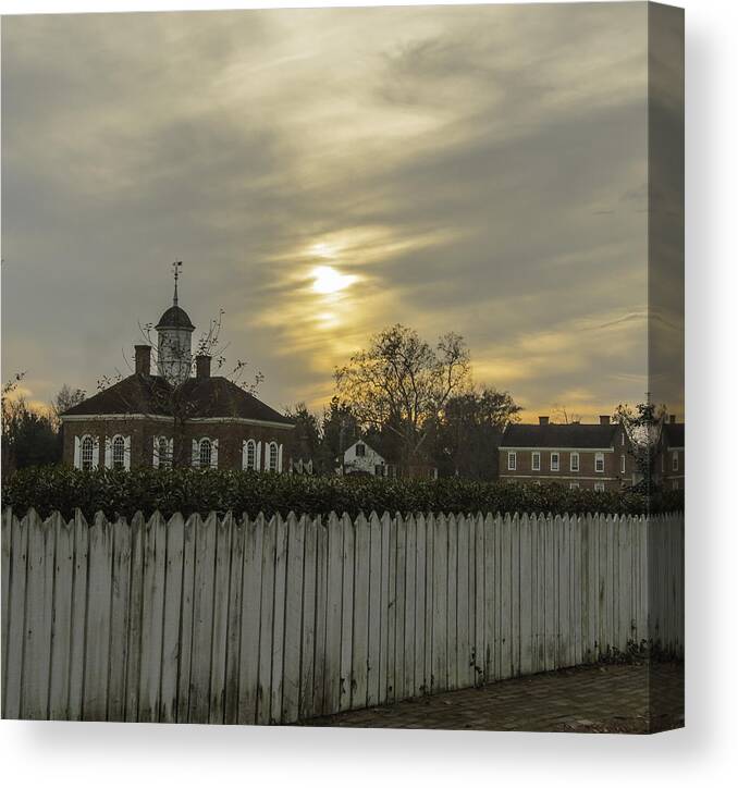 2012 Canvas Print featuring the photograph The Courthouse at Colonial Williamsburg by Kathi Isserman