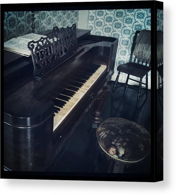 Piano Canvas Print featuring the photograph Antique Piano by Tony Yu