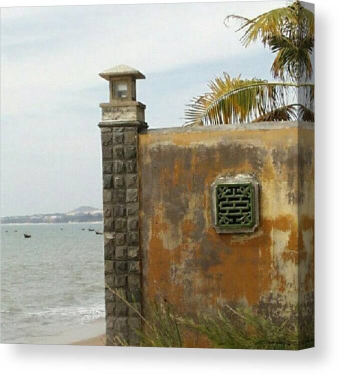  Canvas Print featuring the photograph Temple Wall By The Sea by Ray Hetzel