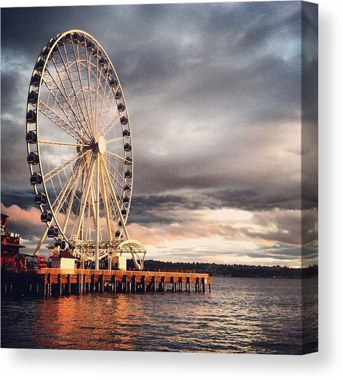 Seattle Canvas Print featuring the photograph 🎡 by Thais Marchese
