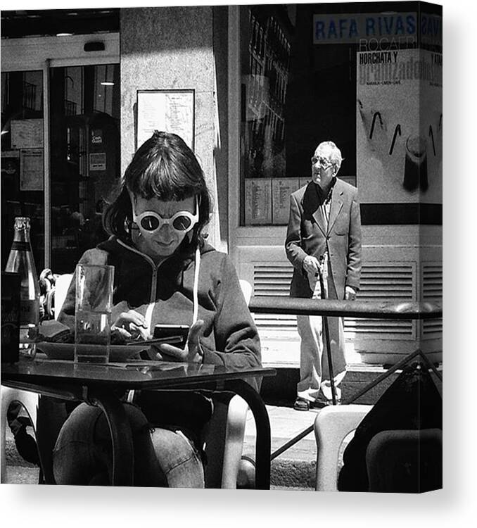 Madrid Canvas Print featuring the photograph Accidental Couple

#people #glasses by Rafa Rivas