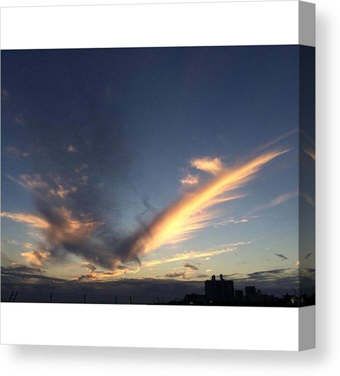 Beautiful Canvas Print featuring the photograph 火の鳥のような雲。

Cloud by Kazuya Yamawaki