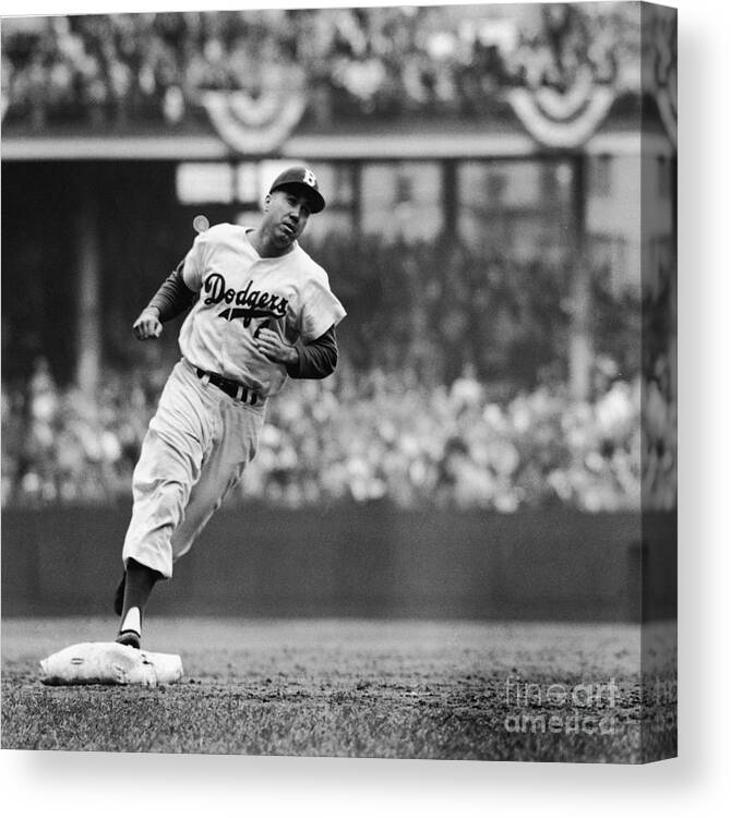 Sweater Canvas Print featuring the photograph Duke Snider Runs The Bases by Robert Riger
