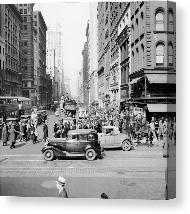 Horse Canvas Print featuring the photograph New York Street Scene by Hulton Archive