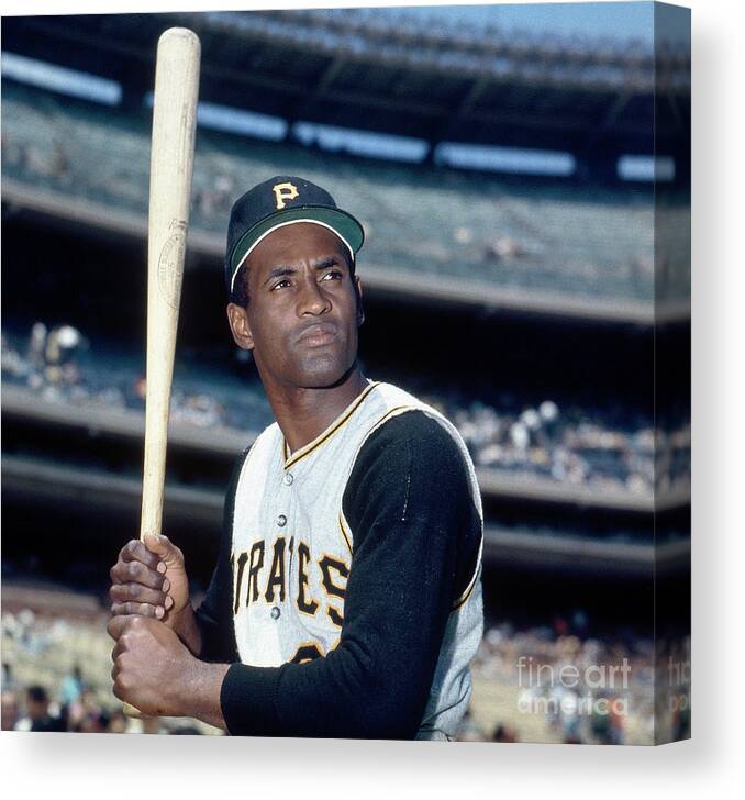 National League Baseball Canvas Print featuring the photograph Roberto Clemente by Louis Requena