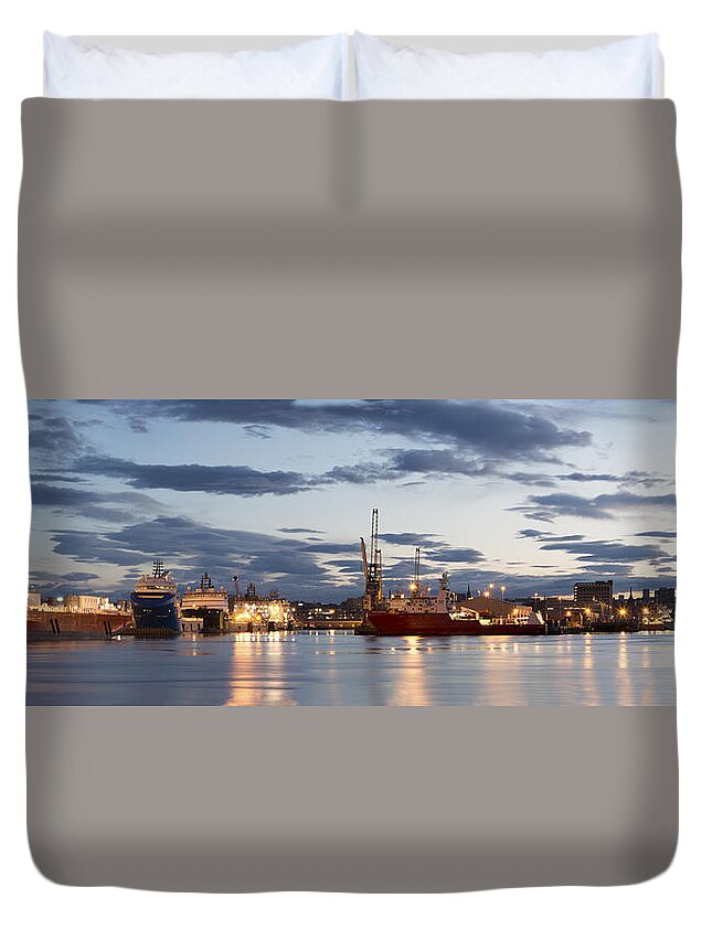 Aberdeen Duvet Cover featuring the photograph Aberdeen Harbour at Dusk #1 by Veli Bariskan