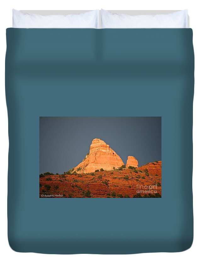 Outdoors Duvet Cover featuring the photograph Shades Of Reds by Susan Herber