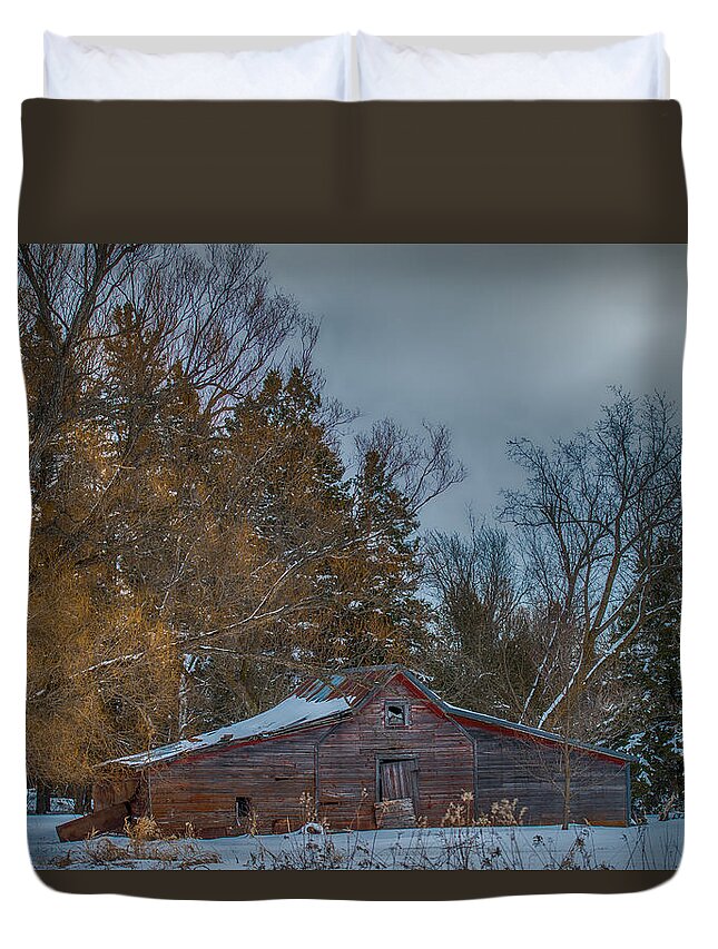 Old Barn Duvet Cover featuring the photograph Small Barn #1 by Paul Freidlund