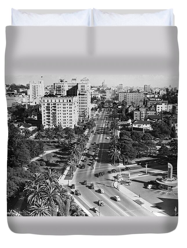 1930's Duvet Cover featuring the photograph Wilshire Boulevard In LA #1 by Underwood Archives