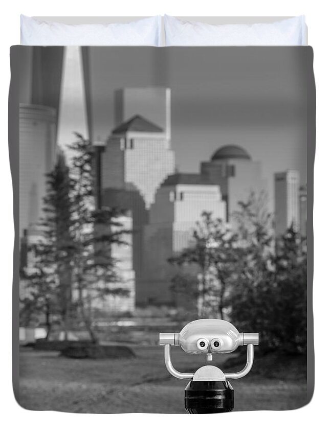 Empire State Duvet Cover featuring the photograph Looking At Freedom #1 by Susan Candelario