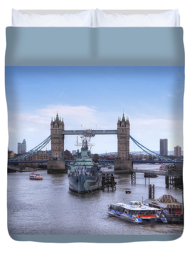 London Duvet Cover featuring the photograph London #5 by Joana Kruse