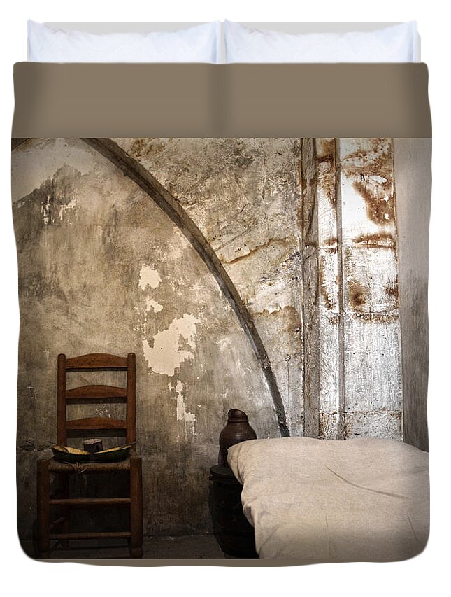 Guard Room Duvet Cover featuring the photograph A cell in La Conciergerie de Paris by RicardMN Photography