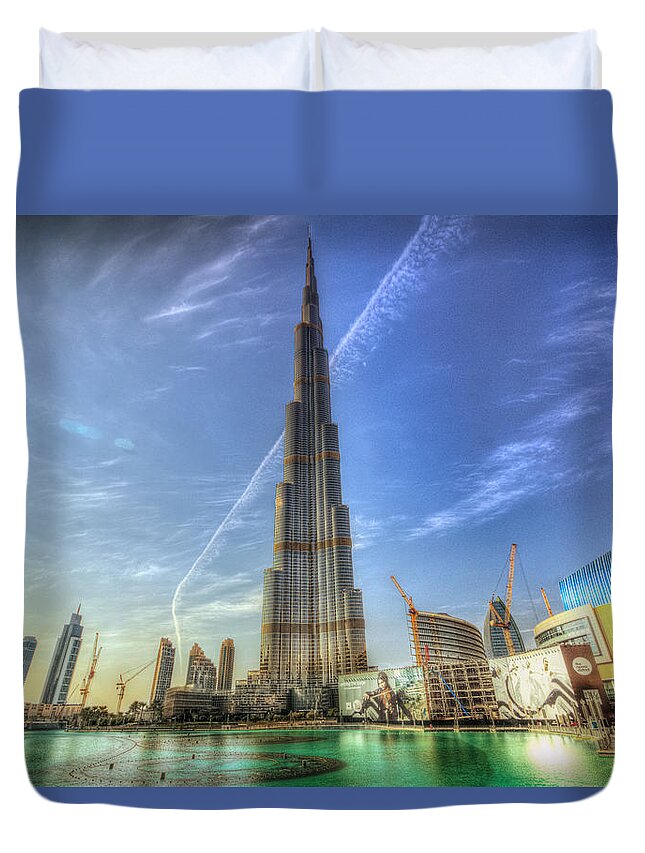 Dubai Duvet Cover featuring the photograph Air Trail by John Swartz