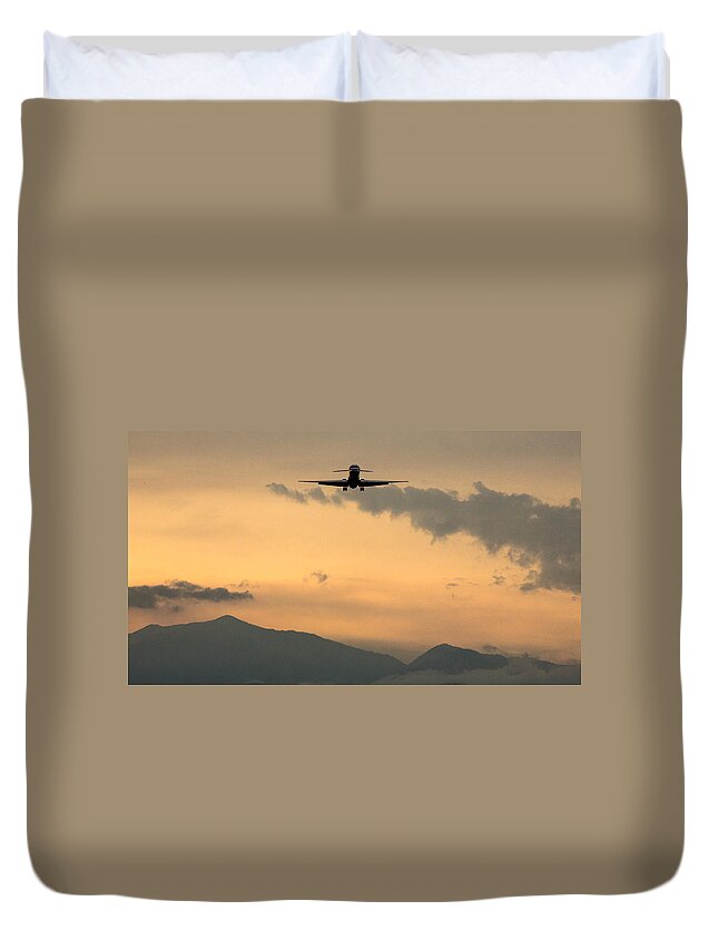 Md-80 Duvet Cover featuring the photograph American Airlines Approach by John Daly
