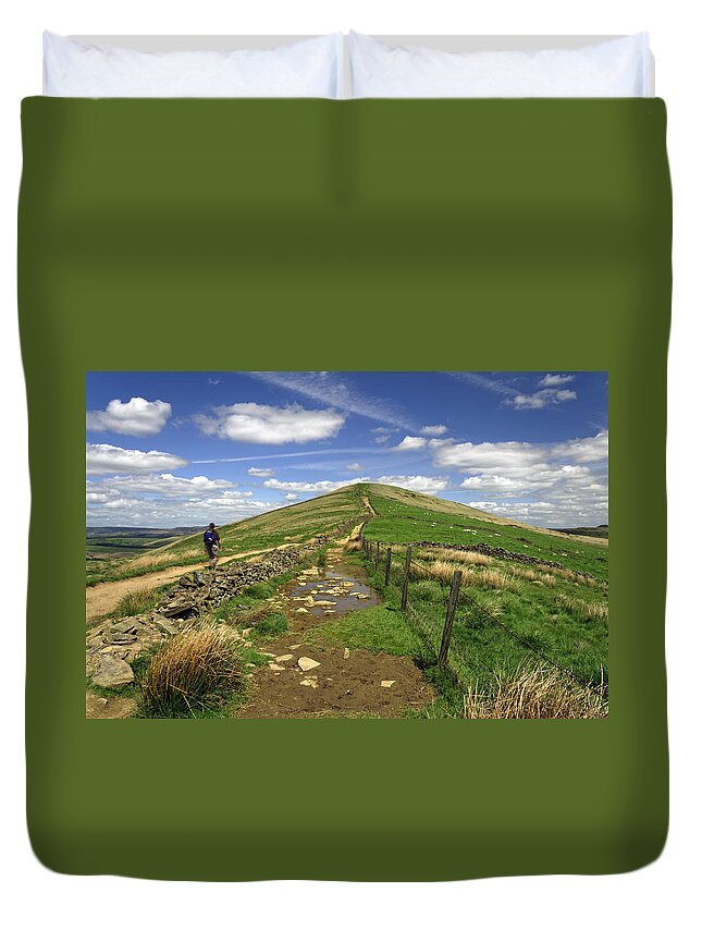 Britain Duvet Cover featuring the photograph Approaching Lose Hill by Rod Johnson