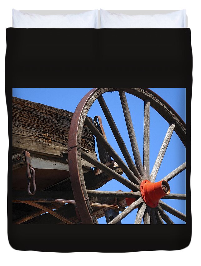 Wagon Duvet Cover featuring the photograph Buckboard Hub 21888 by Jerry Sodorff