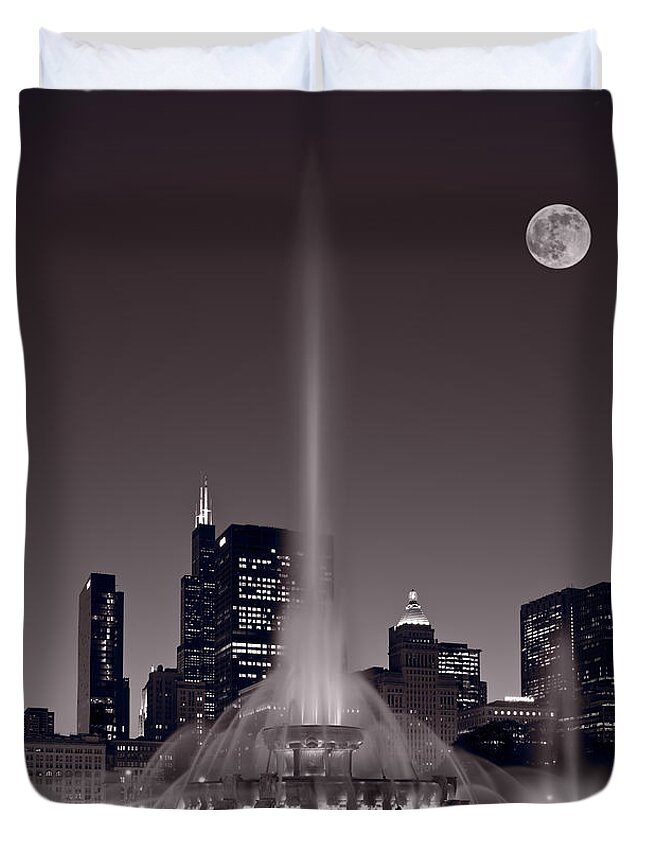 Chicago Duvet Cover featuring the photograph Buckingham Fountain Nightlight Chicago BW by Steve Gadomski