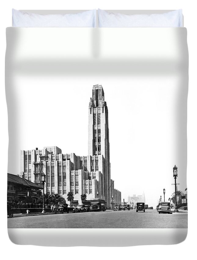 1920's Duvet Cover featuring the photograph Bullock's On Wilshire Blvd by Underwood Archives