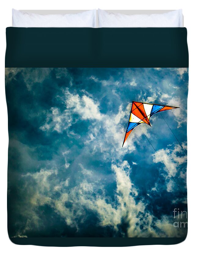 Kites Duvet Cover featuring the photograph Climbing by Michael Arend
