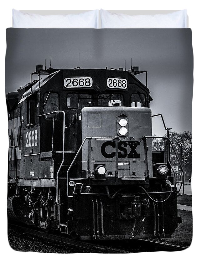 Train Duvet Cover featuring the photograph Csx 2668 by Ronald Grogan