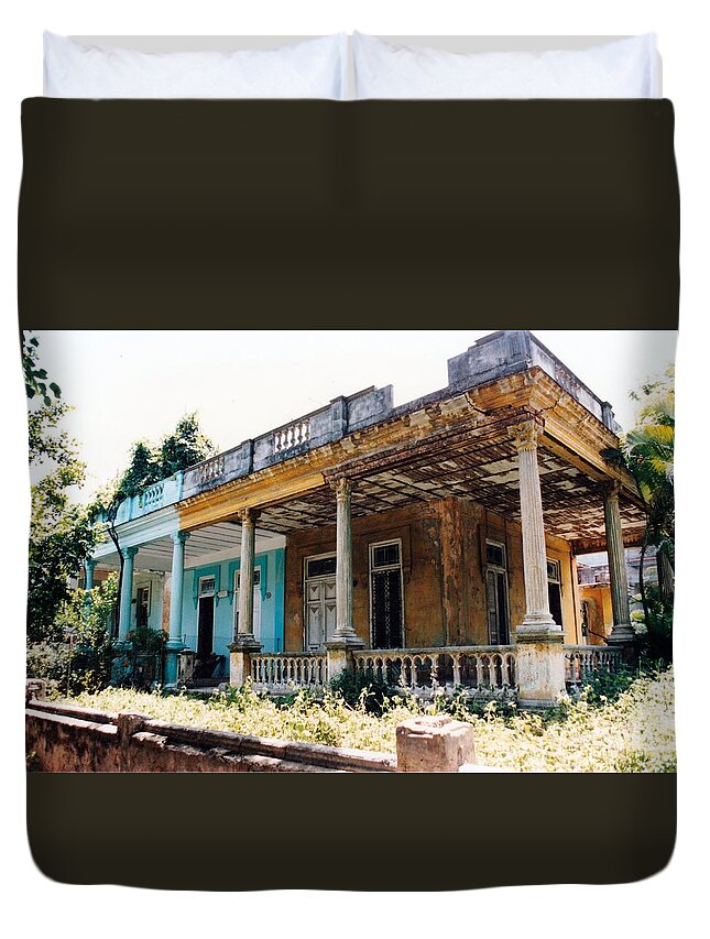 Old Havana Duvet Cover featuring the photograph Curbside Appeal by Rafael Salazar