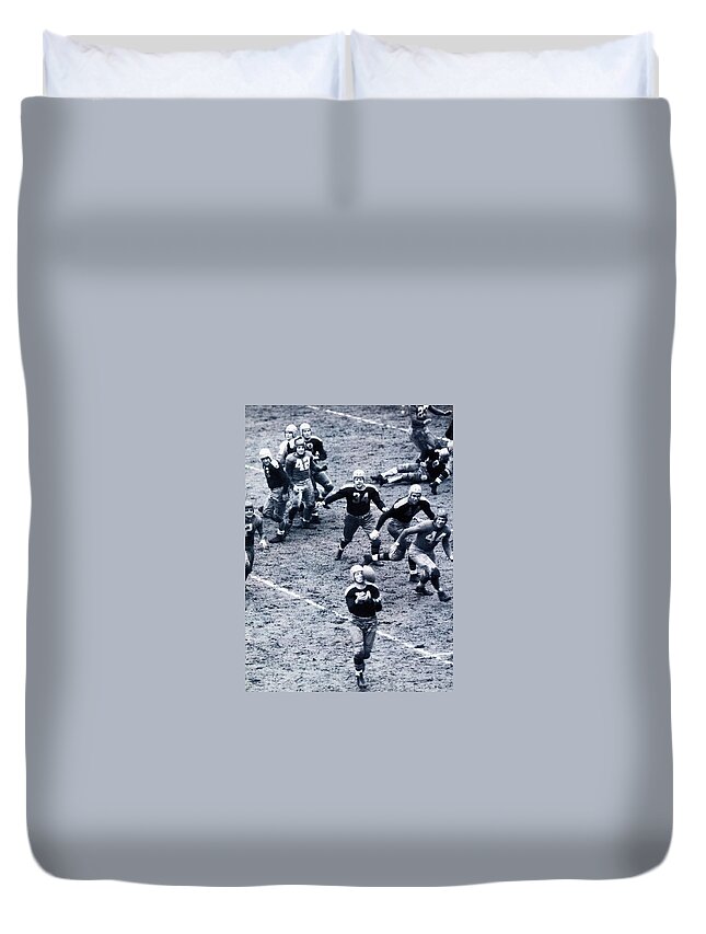 Don Duvet Cover featuring the photograph Don Hutson in action by Gianfranco Weiss