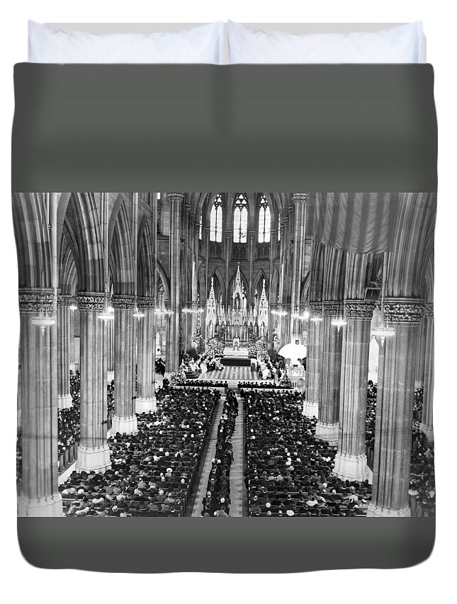 1930's Duvet Cover featuring the photograph Easter At St. Patrick's by Underwood Archives