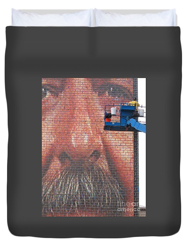 Chicago Duvet Cover featuring the photograph Fixing His Face by Ann Horn