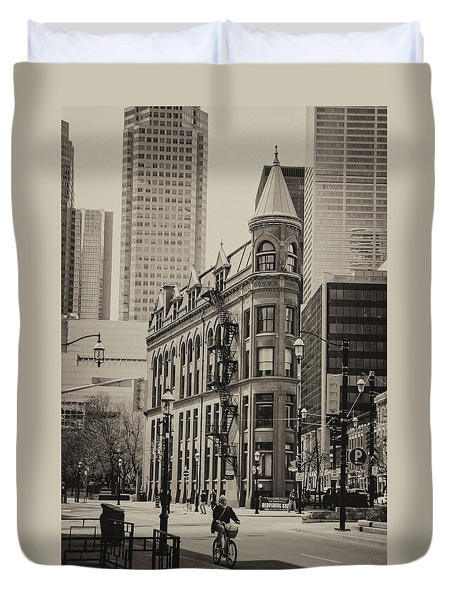 Buildings Duvet Cover featuring the photograph Flatiron Building by Guy Whiteley