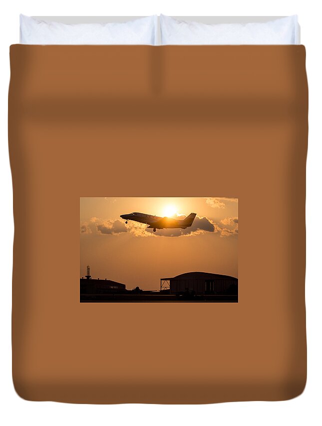 Aircraft Duvet Cover featuring the photograph Flying Home by Paul Job