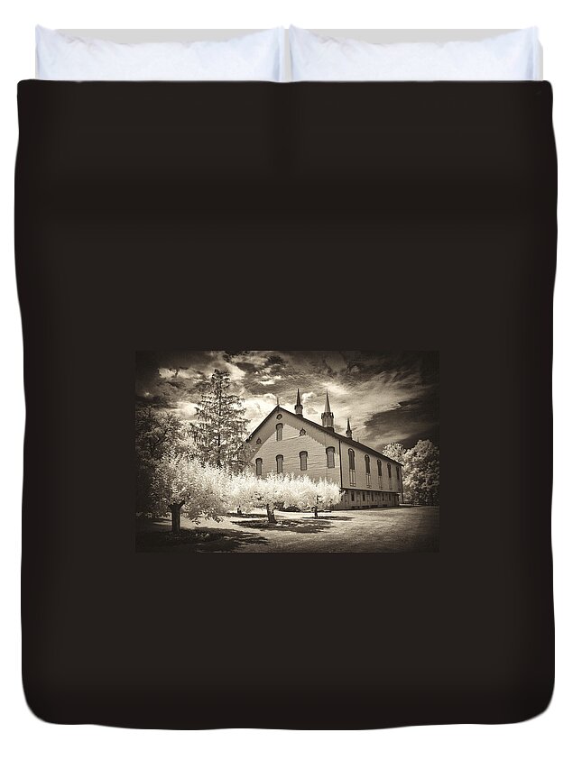 Fort Hunter Duvet Cover featuring the photograph Fort Hunter Barn by Paul W Faust - Impressions of Light