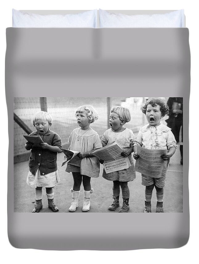 1917 Duvet Cover featuring the photograph Four Young Children Singing by Underwood Archives