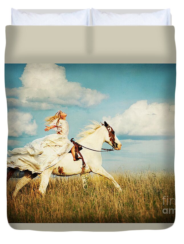 Running Duvet Cover featuring the photograph Freedom by Cindy Singleton