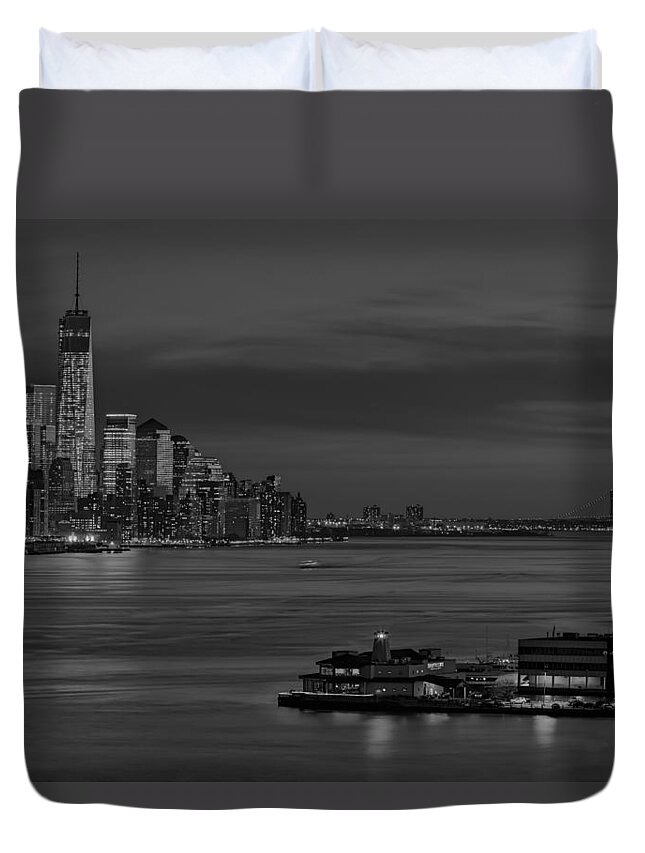 Freedom Tower Duvet Cover featuring the photograph Freedom Tower Sunset BW by Susan Candelario