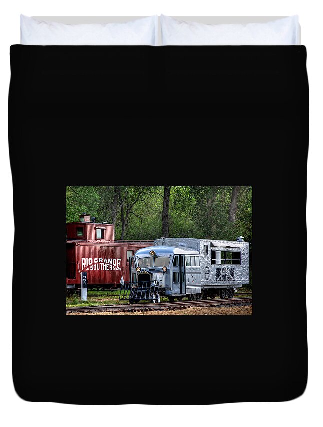 Rio Grande Soutern Duvet Cover featuring the photograph Goose by the Caboose by Ken Smith