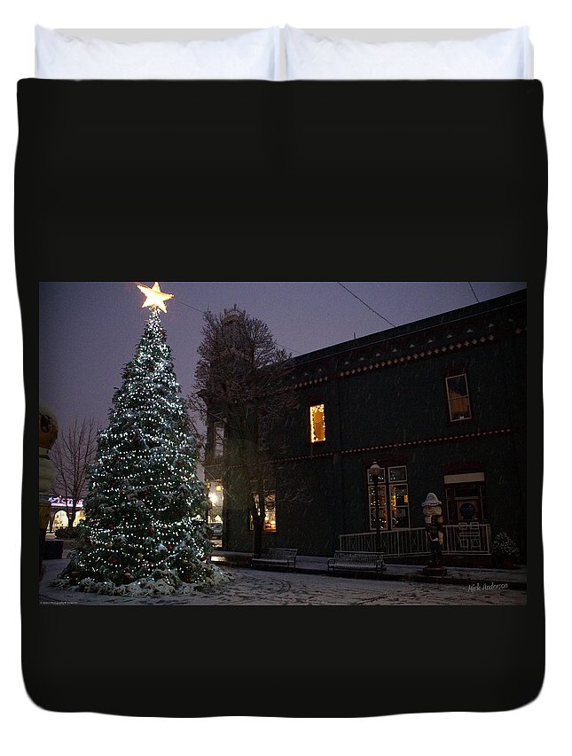 Lights Duvet Cover featuring the photograph Grants Pass Town Center Christmas Tree by Mick Anderson