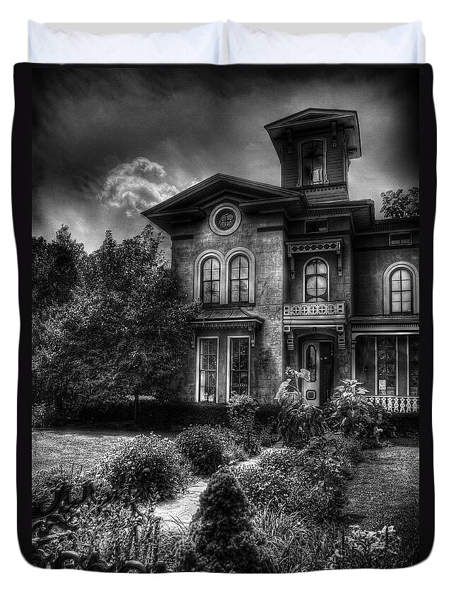Hdr Duvet Cover featuring the photograph Haunted - Haunted House by Mike Savad